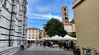 Rommelmarkt naast Kathedraal Lucca