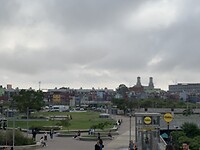 Uitzicht over stad / (opgefleurde) krottenwijk