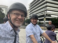 Op de fiets met verplichte helm