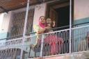 Mama op het balkon