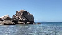 Cliff jumping bij Tanote Bay