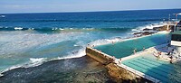 Bondi beach golven en zwembad