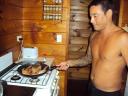 Cook Islands - local aan het koken