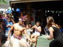 Cook Islands - son die een kokosnoot openmaakt