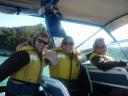 Son met Rafael en Paco op de boot naar Bark Bay