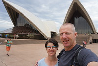 Weer die twee, nu voor de Opera House.