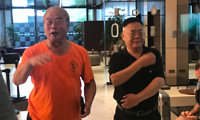 Qingbo met zijn vriend