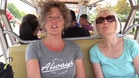 Met electrisch karretje naar de grotten