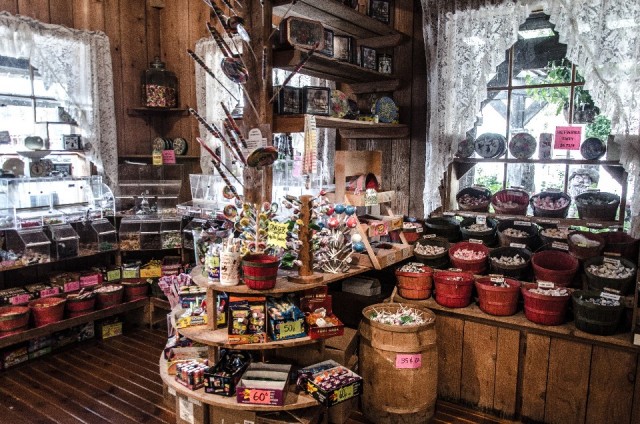 08-09-2015 - Sweeteness shop in Winthrop