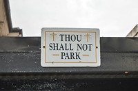 Dit bord hangt bij een kerk, het 11de gebod