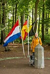 Ik sta in Duitsland, achterpoten Tjalle in Nederland