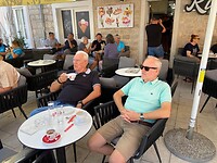 Aan de koffie