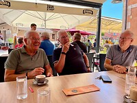 Koffie drinken op het plein