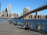Pier op Brooklyn naast de Bridge