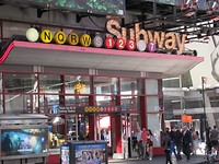 Zelfs de subway is schreeuwerig op Time Square