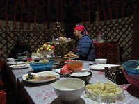 Traditionele tafel vol lekkernijen