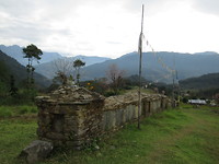 Eén van de vele mani walls (gebedsstenen)