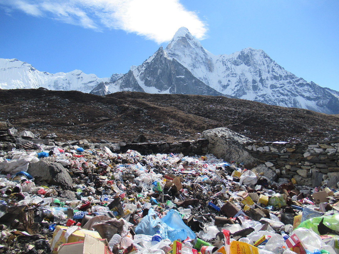 Microplastics in de oceanen, macroplastics in de bergen