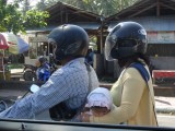 Ouders netjes een helm, baby er tussen.