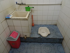 W.C.  op het vliegveld in Sorong,  toch niet te geloven!?