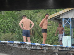 Gordy  en Markus  kopen 3  kleine  kreeften,  op de pier  van Sawinggrai.