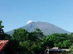 Agung om 7.20 uur  daarna  verdwijnt  hij  achter de  wolken.