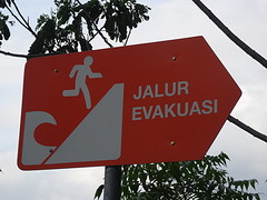 Richting  die  je  moet  lopen  bij tsunami  waarschuwing.