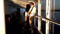 Zanger op de boot.