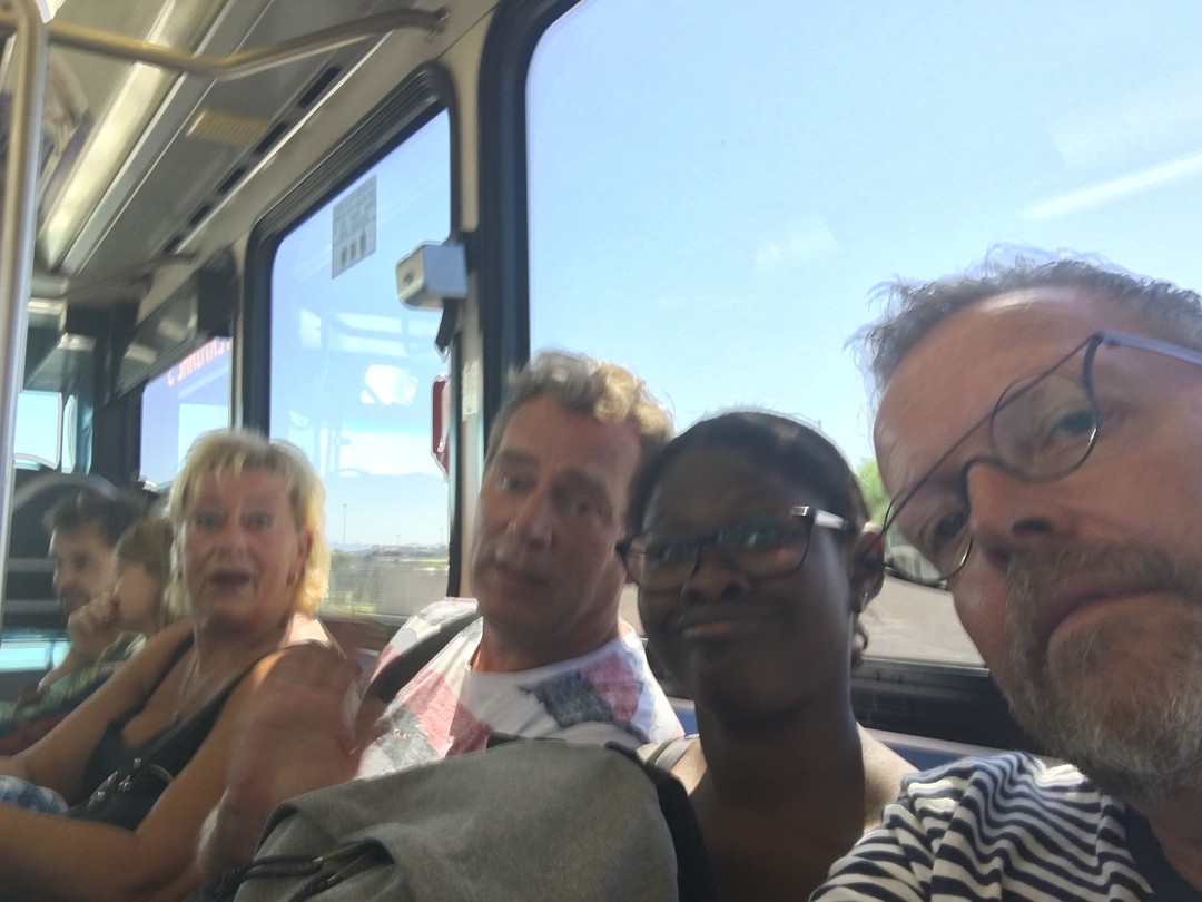 Blije eieren in een bus