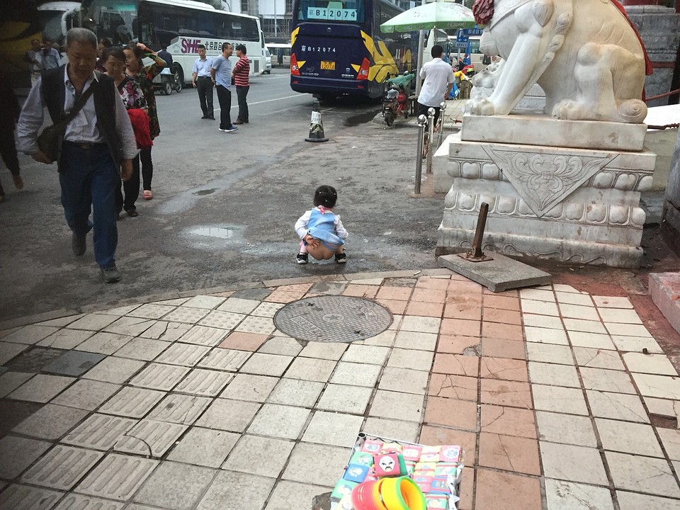 Kinderen die plassen op straat is normaal.... Foto Johan en Mary’s reisblog de Transmongolie