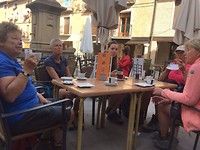 Aan de koffie in Los Arcos