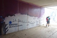 De lange pelgrimsweg wordt in een tunnel in Logroño mooi uitgebeeld.