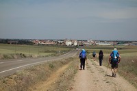 Na 6 lange, hete km zien we Carrilòn de los Condes liggen