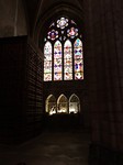 Graf stichter kathedraal met daarboven schitterende glas in lood ramen.