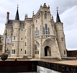 Bisschoppelijk paleis gebouwd door Gaudi