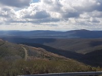 Besneeuwde bergtoppen aan de horizon