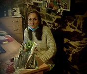 Ana, op de receptie in de albergue.