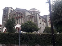 Byzantijnse kerk in Kalabaka met ooievaarsnest op koepel