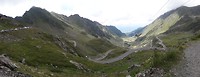 Net uit de tunnel op de top van de Transfagarasan. Links de file de andere kant op de tunnel in.