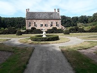 De Menkemaborg. Mooi pand met dito tuin.