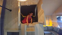 Lilly slaapt in een bedstee. Heel gezellig!