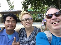 Dag 4: Met taxichauffeur Kej op de foto. Hij was blijkbaar zelf ook nog nooit in Pakchong geweest.