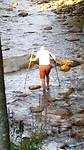 Leo aan de wandel in de beek