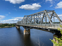 Brug over kanaal en rivier