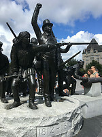 Beeld vóór het Confederation House