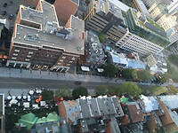 Zijstraat met restaurants vanuit de lucht