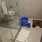 Een emmer warm water als oplossing voor de koude douche