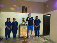 Samen met de masseurs op de foto
