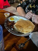 Regina koos pancakes, eggs and bacon