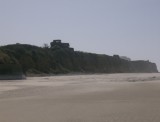 Strand van Sangatte met verdedigingswerk op rotskust
